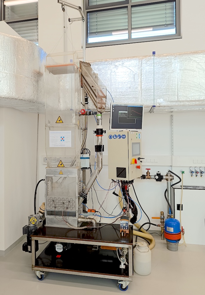Experimental bubbling fluidized bed test rig designed and commissioned for investigating heat transfer and particle mixing to support the scale-up of continuous temperature swing adsorption (TSA) carbon capture technology.